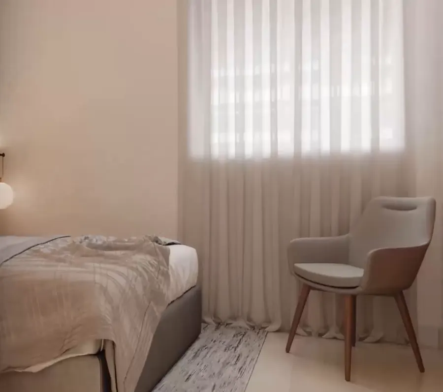 Quarto de apartamento do Basílio Tijuca, com cabeceira em madeira e janela com cortina